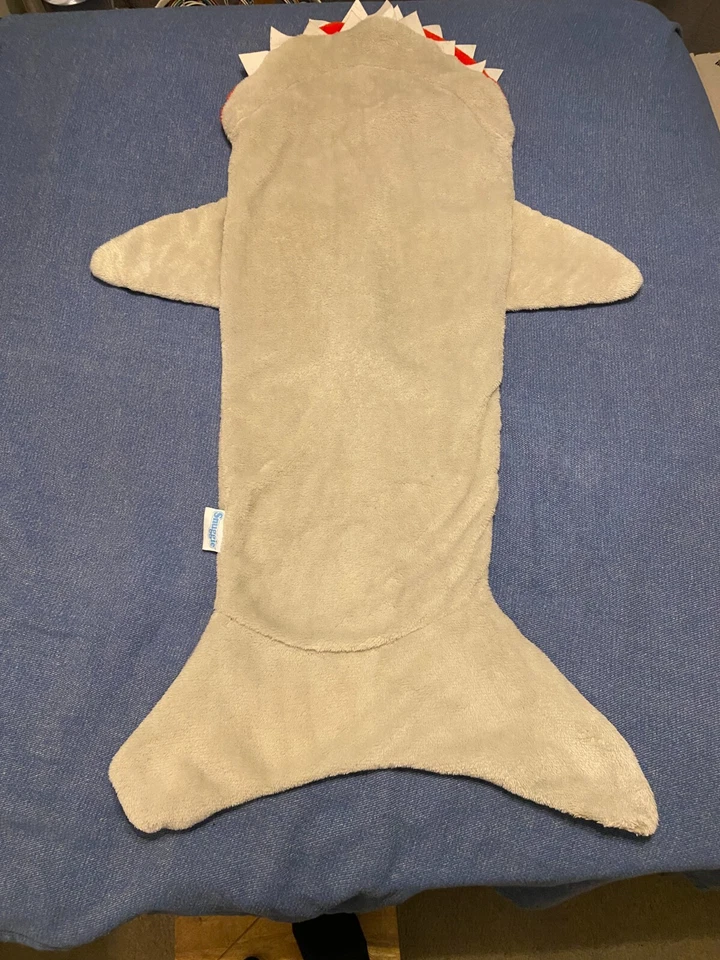 Snuggie Tails 灰色鲨鱼儿童毯子拥抱野营休闲舒适 54x35 — 第 4/4 张图片