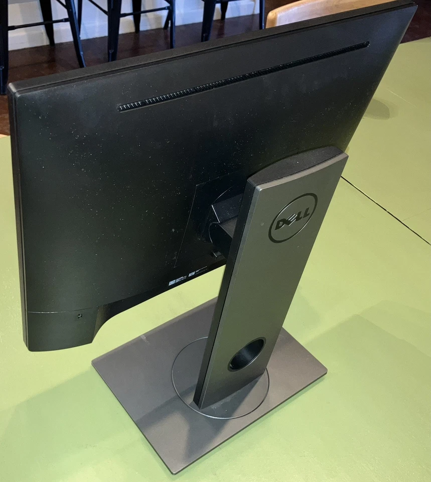 Dell P1917s Professional Monitor W/ Stand 19" LED w/4-Port USB 3.0 HDMI VGA DP - Image 2 of 4