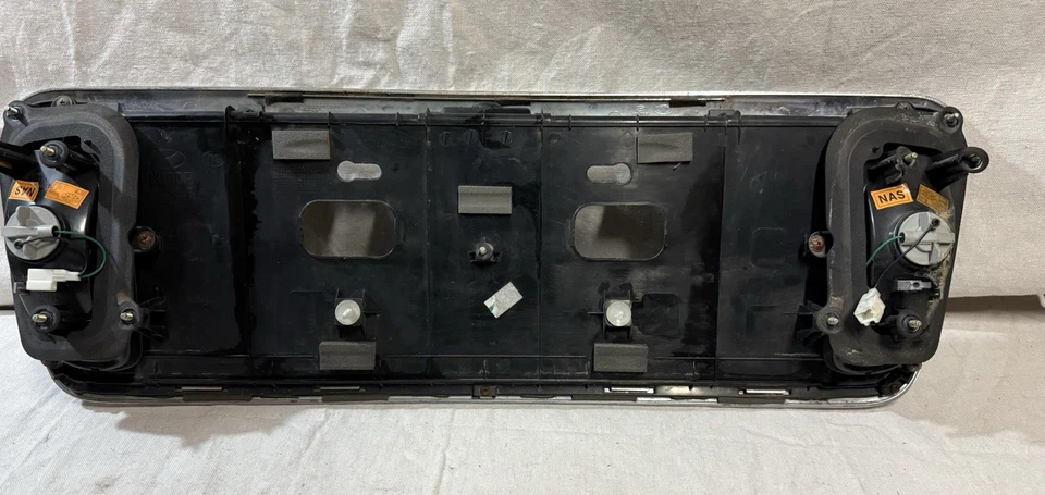 Отделка номерного знака задней панели багажника Hyundai XG350 2002–2005 годов выпуска A1914 от оригинального производителя DG1 - Изображение 3 из 4