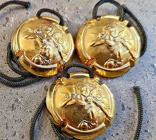 Capsule de champagne : DEUTZ. Plaqués Strass Lot de 3 Millésime 2000 !!!