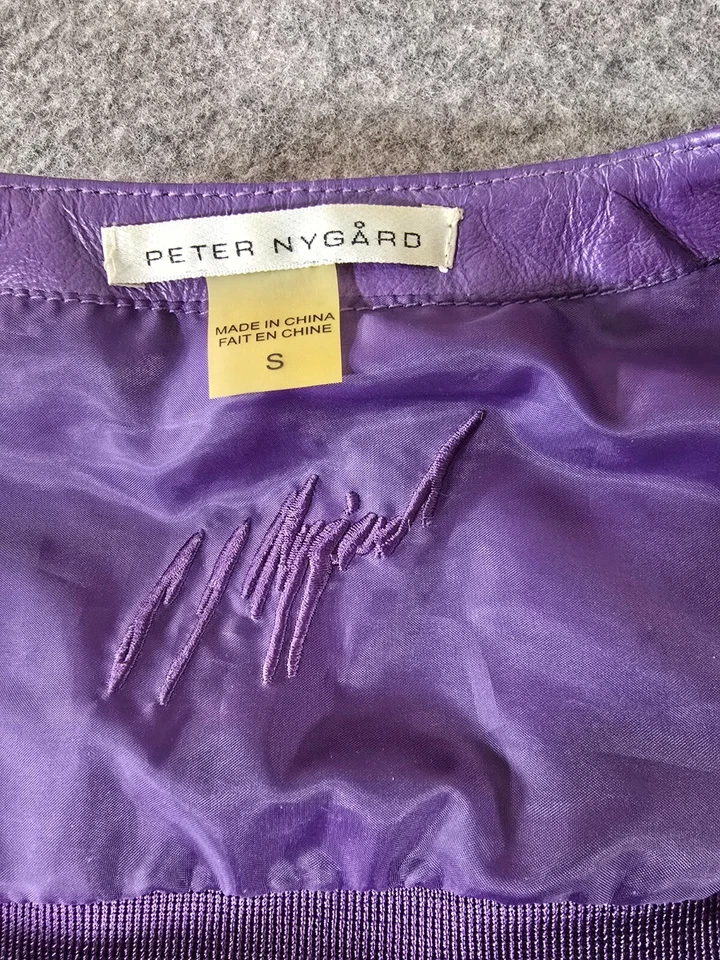💜 Talla S – Chaleco vintage de cuero púrpura Peter Nygård con volantes y plateado Foto 3 de 4