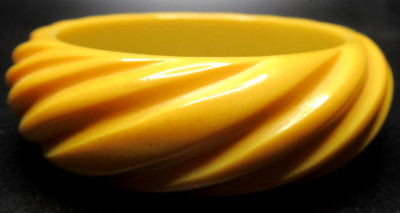 Beautiful Swirled Carved Yellow Creamed Corn Vintage Bangle Bracelet