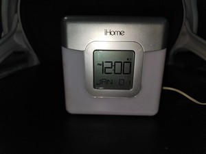 iHome iP18W Color-Changing Alarm Clock Speaker for iPod & iPhone 3Gs 4 4s