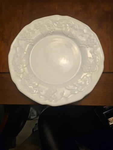 VTG Set Of 2 Indiana Colony Milk Glass Harvest Grapes Leaves 8" Salad Plates