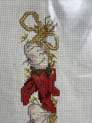 Vtg Picture Garlic & Peppers Needlepoint in Wood Rectangle Frame Glass 13in X7in - Picture 5 of 9