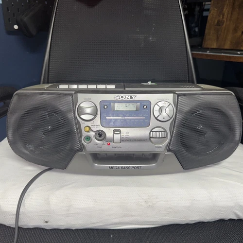 Vintage Sony CFD-V17 CD AM/FM Radio Cassette Recorder MEGA BASS Boombox Silver