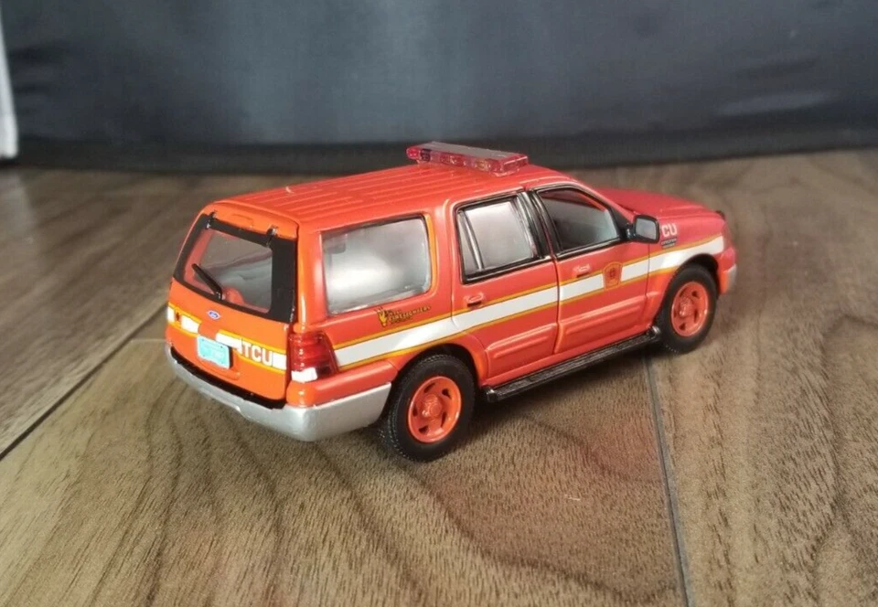 2005 FORD EXPEDITION BOSTON FIRE DEPARTMENT - 1/43 GEARBOX - Image 4 of 4