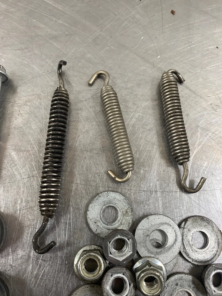 Aprilia Caponord Etv1000 Etv 1000 03 Herrajes de montaje de escape Muelles Pernos Etc Foto 4 de 4