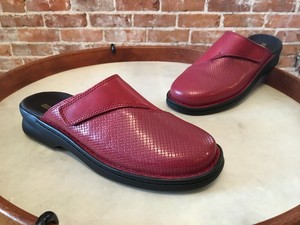 clarks red clogs