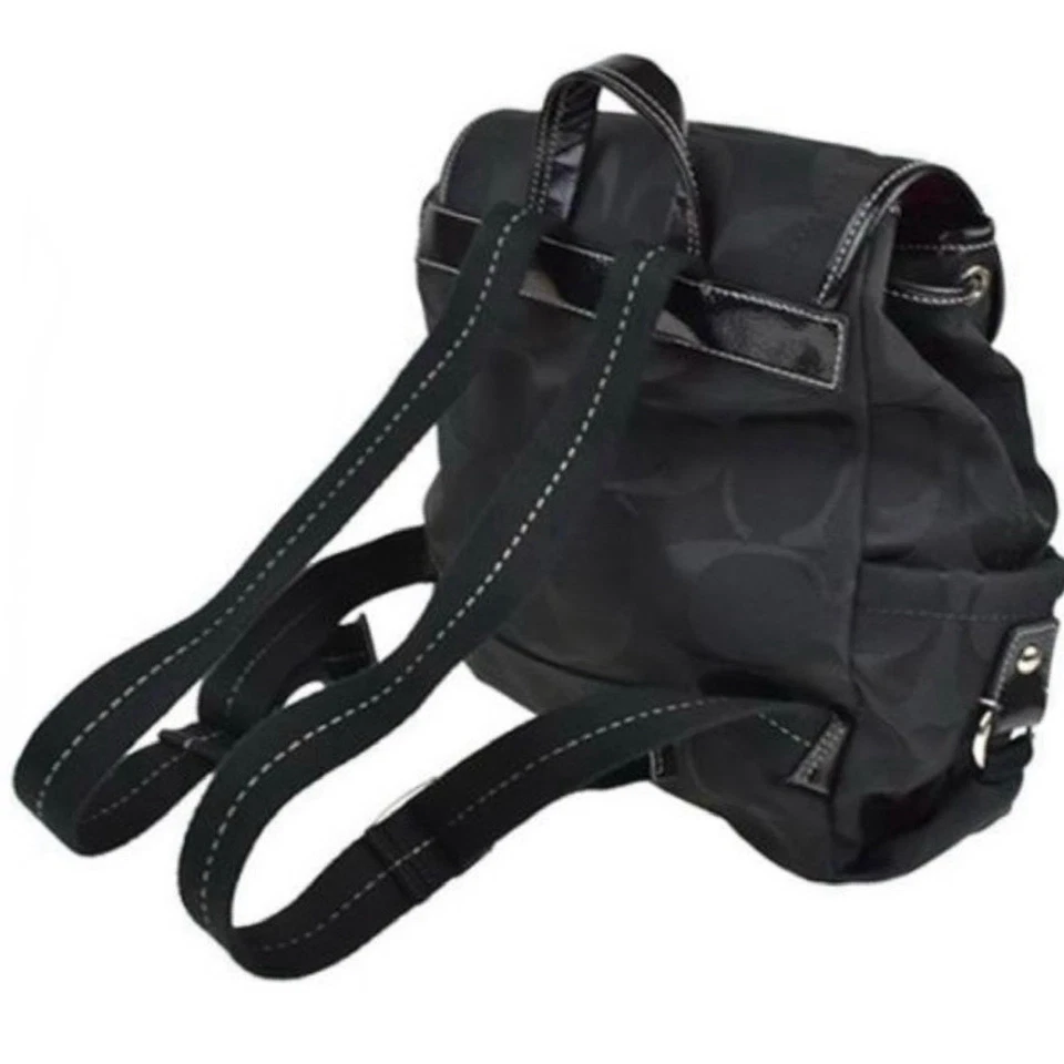 🌸 Mochila Coach Kyra Daisy Signature negra en Sig "C" 🌸 Nunca usada Precio de venta sugerido por el fabricante $298 Foto 3 de 4