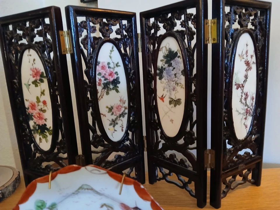 "Mini arte de mesa floral de 4 paneles asiático con bisagras pantalla detallada geisha niñas 12"" de alto" Foto 2 de 3