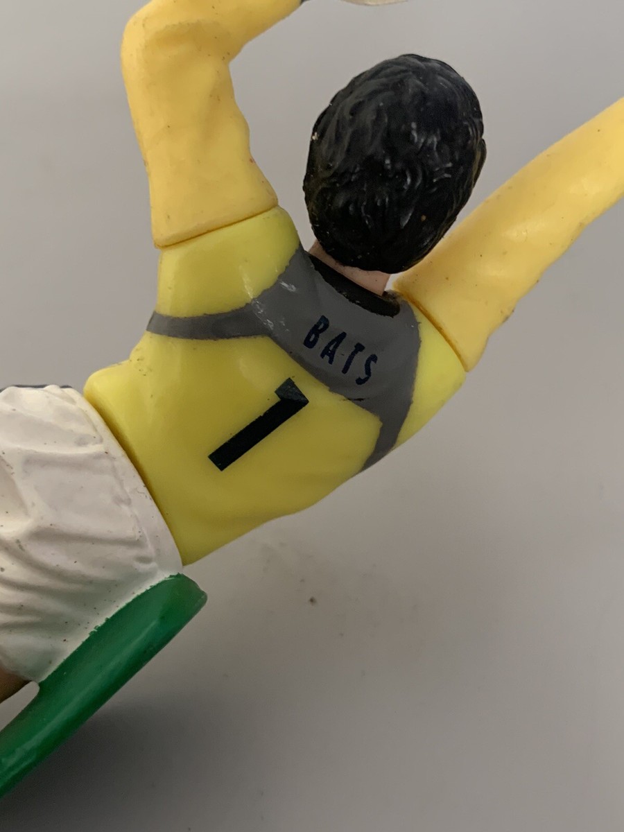 ANCIENNE FIGURINE SCHTROUMPF / Schlumpf sur socle, footballeur