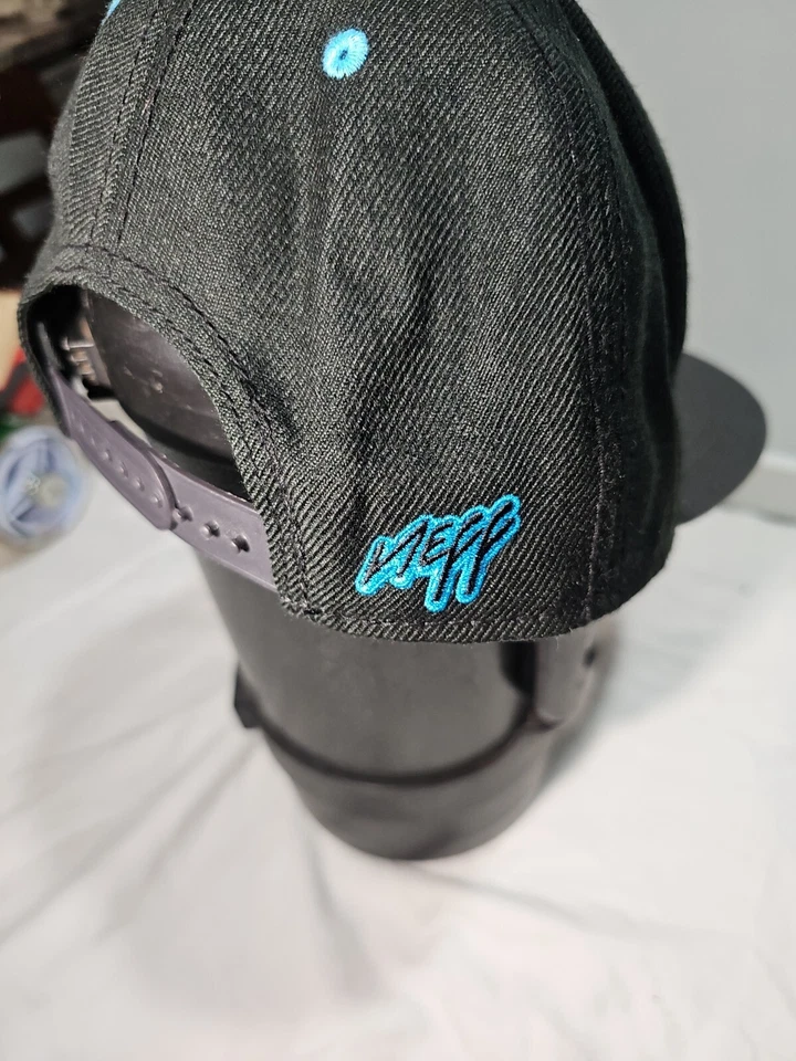 NEFF Sombrero Ajustado Negro Gorra Ala Ancha - Azul Logo Y Borde Foto 3 de 4