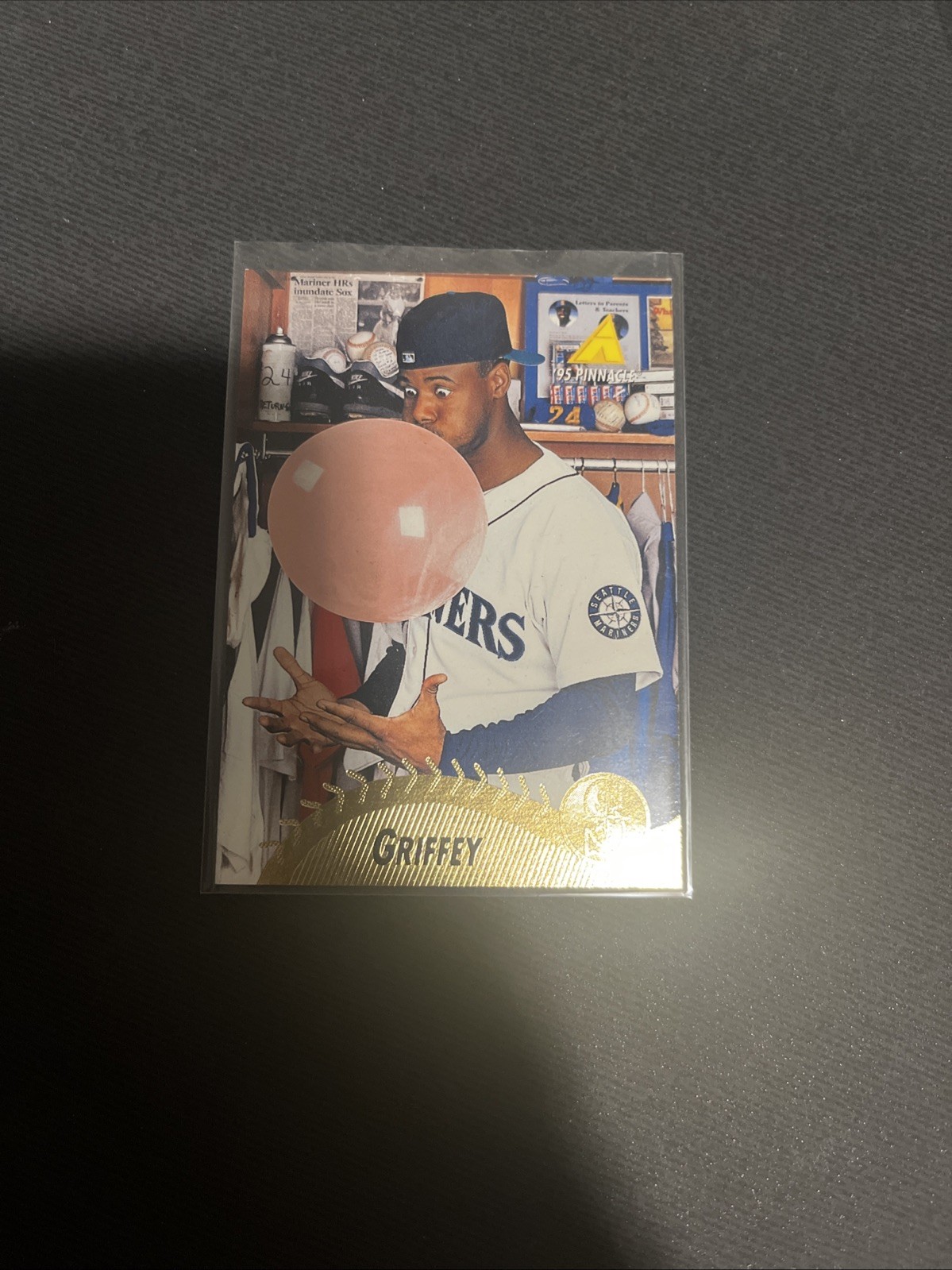 1995 Pinnacle Ken Griffey Jr #128 Blowing Bubblegum Seattle Mariners HOF