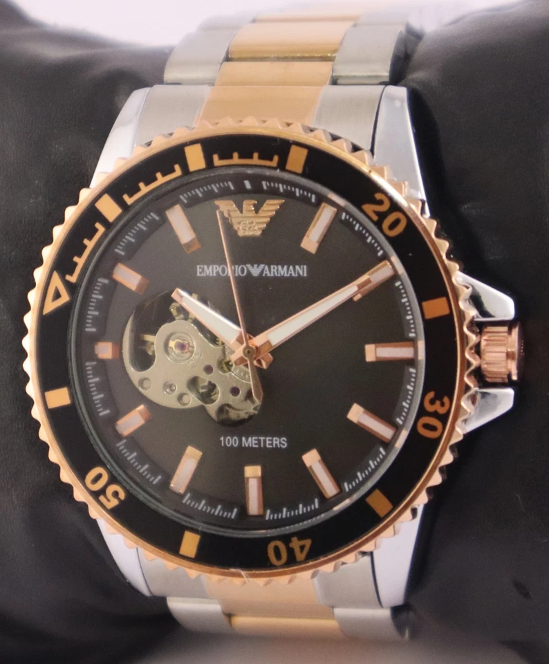 Reloj pulsera informal Armani para hombre con bisel giratorio esfera negra con fecha correa de acero para hombre Foto 2 de 4