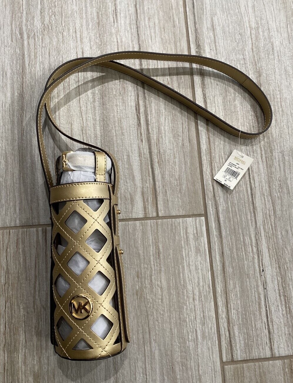 Aprender acerca 40+ imagen michael kors water bottle holder Abzlocal.mx