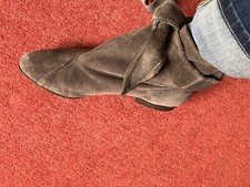 Vintage Mondi: Flat Grey Suede Pixie Boots, Loose Fastening, Size 6.5