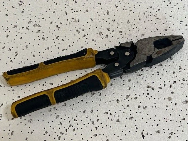 Alicates de liniero Dewalt 8" DWHT702756 trasero y amarillo — Foto 2 de 4