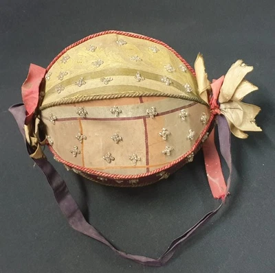 SAC BOURSE AUMONIERE DE DAME XVIII EME ? PERLES TISSU  CARTON RUBANS FORME OVALE - Photo 1/4