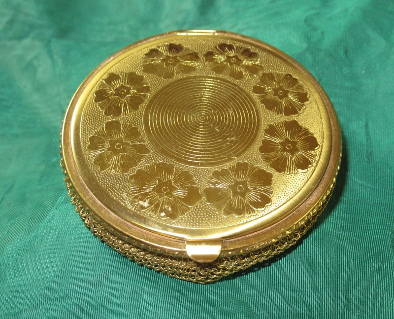 Vintage Dorset Gold Tone Chain Mesh Floral Fifth Avenue MADE in the USA compact