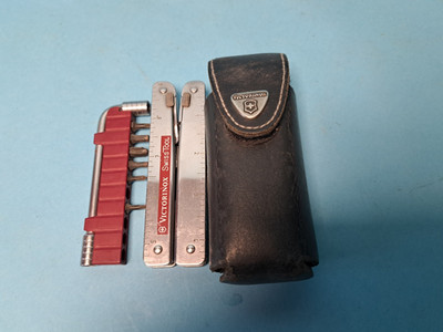 VICTORINOX SWISS TOOL