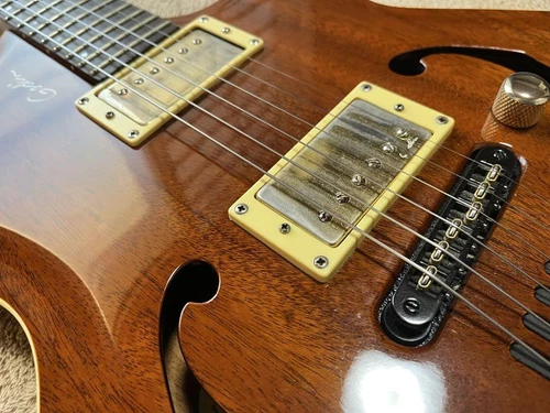 Godin Montreal Electric Guitar Mahogany Body Rosewood Fretboard Piezo Bridge