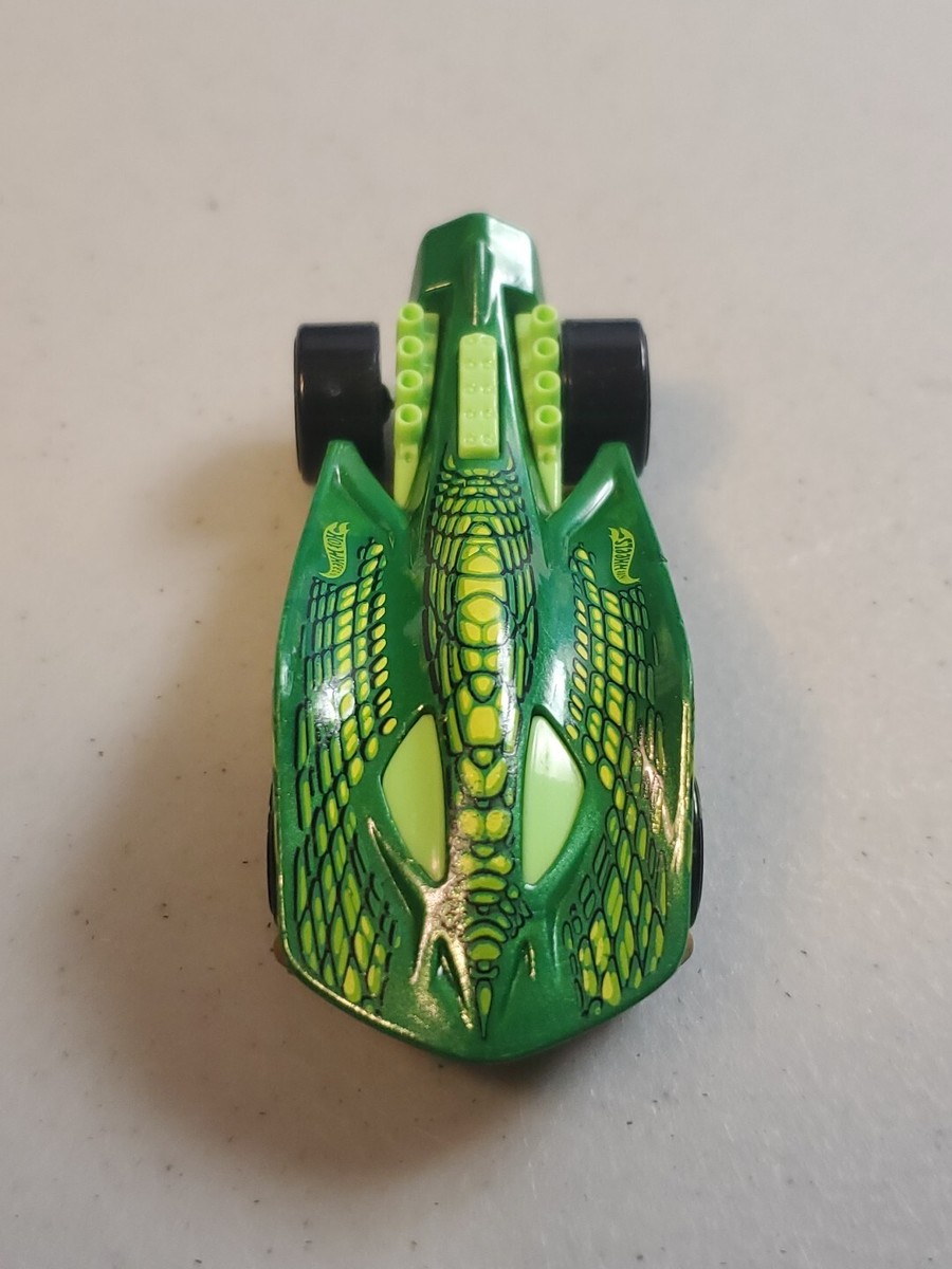 Mattel 2009 Hot Wheels Super Stinger Creature Green Snake Toy Car