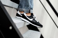 nike black challenger og sneakers