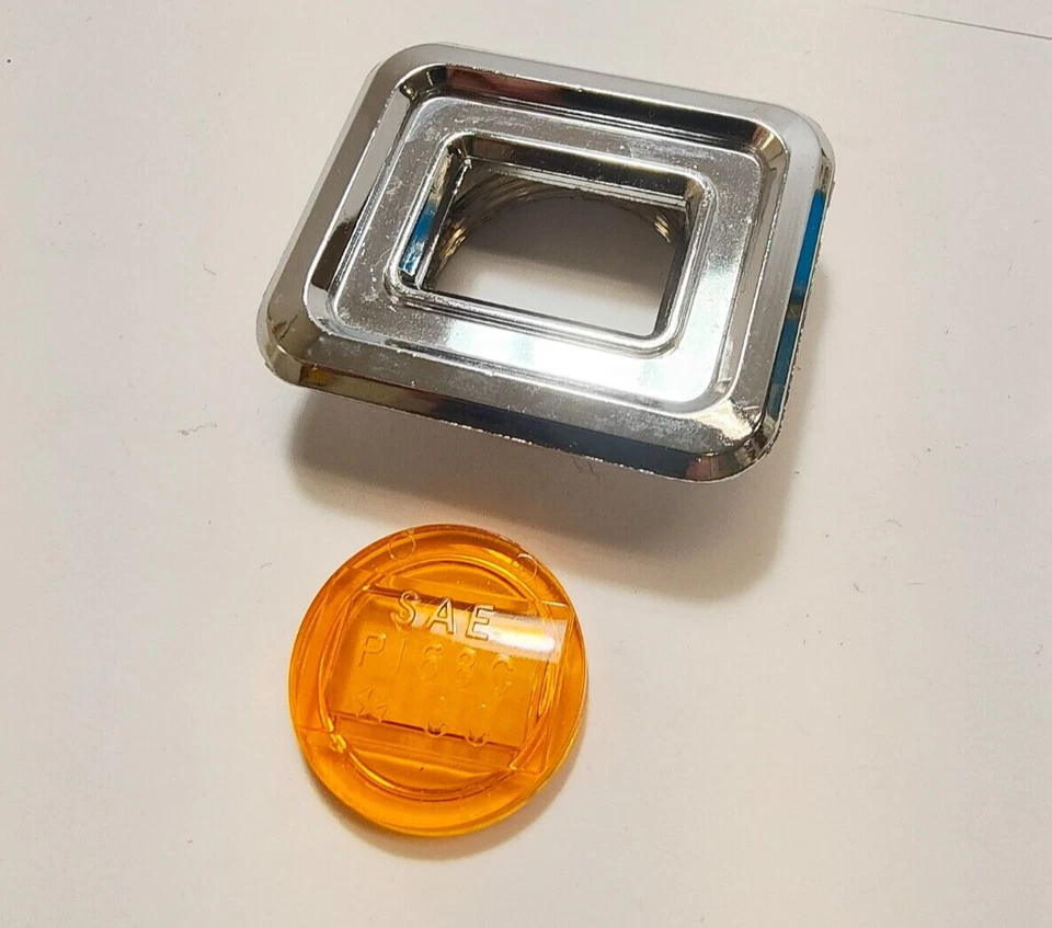 Chrysler 300 1968 luz marcadora frontal bisel y lente NOS 3004127. Foto 3 de 4