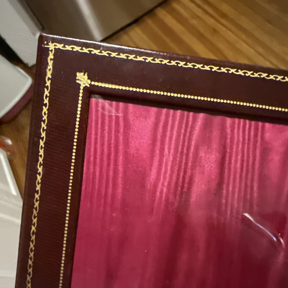 Marco doble de terciopelo rojo con ribete dorado de cuero marrón Foto 3 de 4