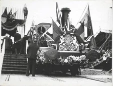 The engine and saloon which took King Edward VII and Queen OLD PHOTO