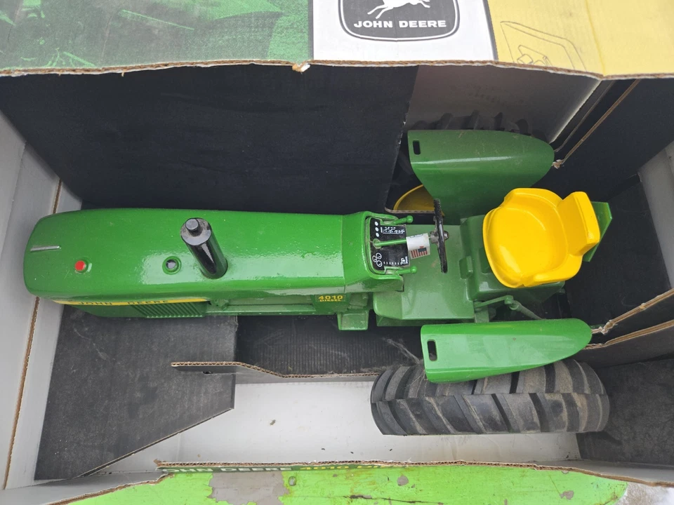 John Deere Ertl 4010 Diesel Tractor 1/8 Scale New In Box - Image 4 of 4