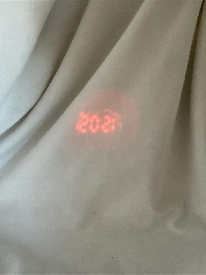 W85923 La Crosse Technology Projection Alarm Clock with Indoor Temperature A9 - Image 4 of 4