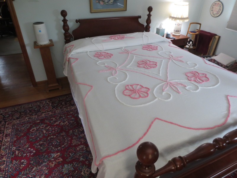 Vintage SUMMER Weight PINK FLORAL White COTTON CHENILLE BEDSPREAD - 79" x 100"