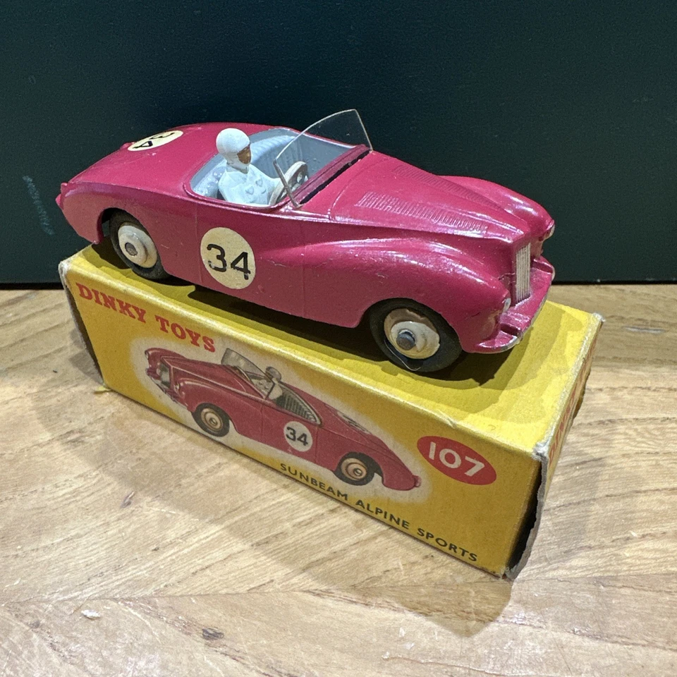 Dinky Toys Meccano SUNBEAM ALPINE SPORTS ROJO 107 como nuevo original en caja y pintura Foto 3 de 4