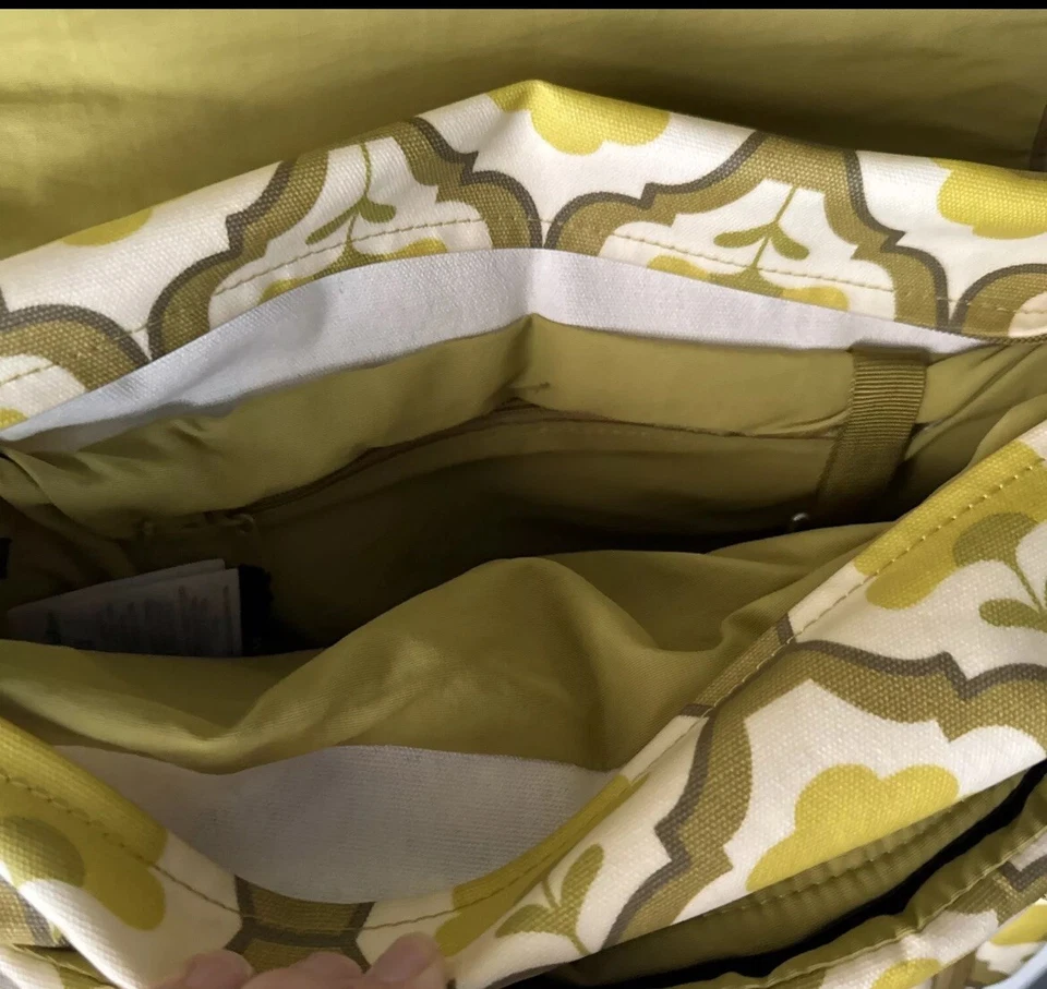 Bolso bandolera convertible de pañales floral con parte inferior de pepinillo de petunia Foto 4 de 4