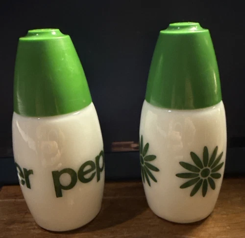 Vntg Retro Westinghouse Gemco Milk Glass Salt & Pepper Shakers ~ Daisy & Pepper