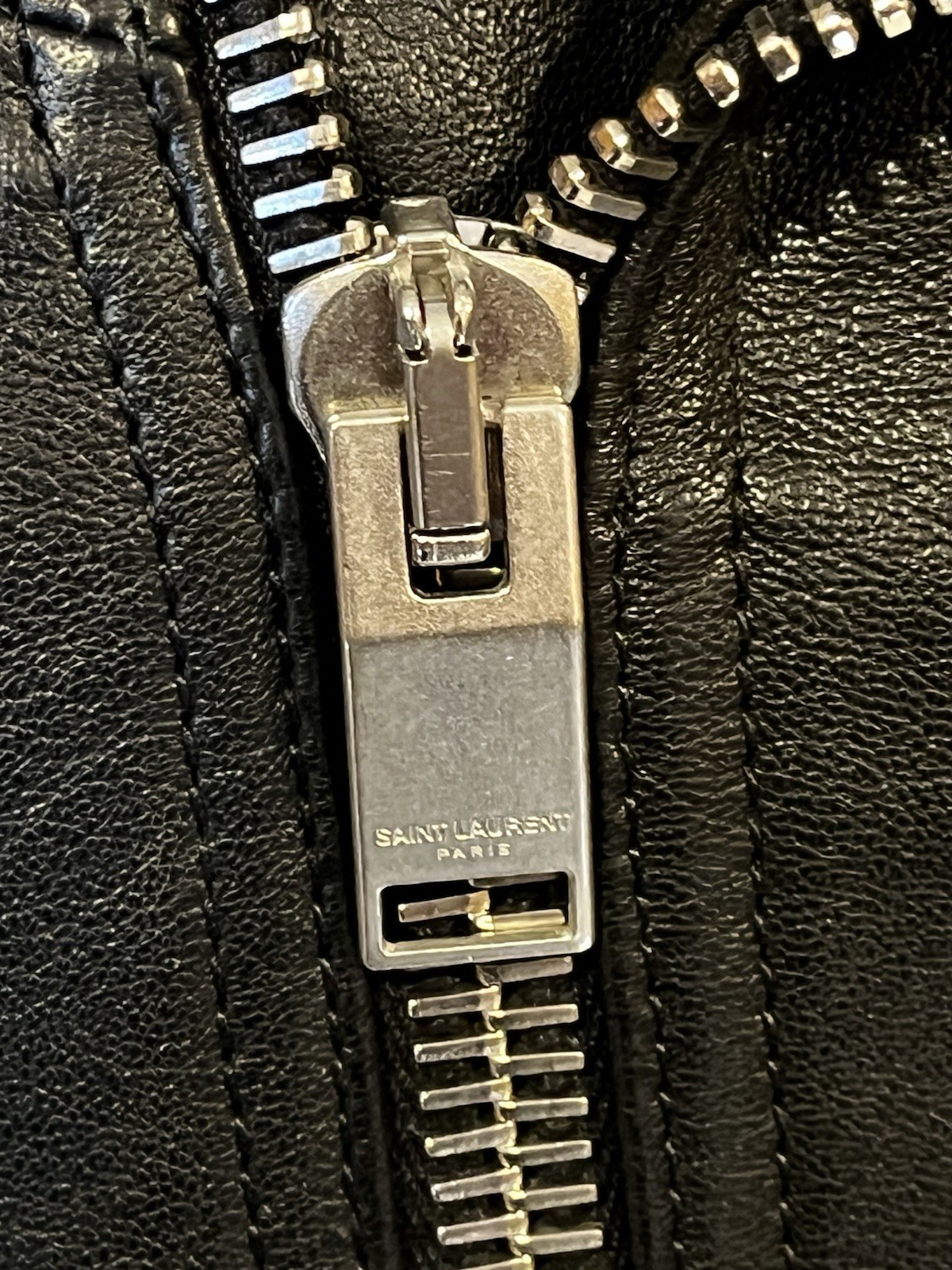 Giacca moto Saint Laurent in pelle nera con anello a D taglia 40