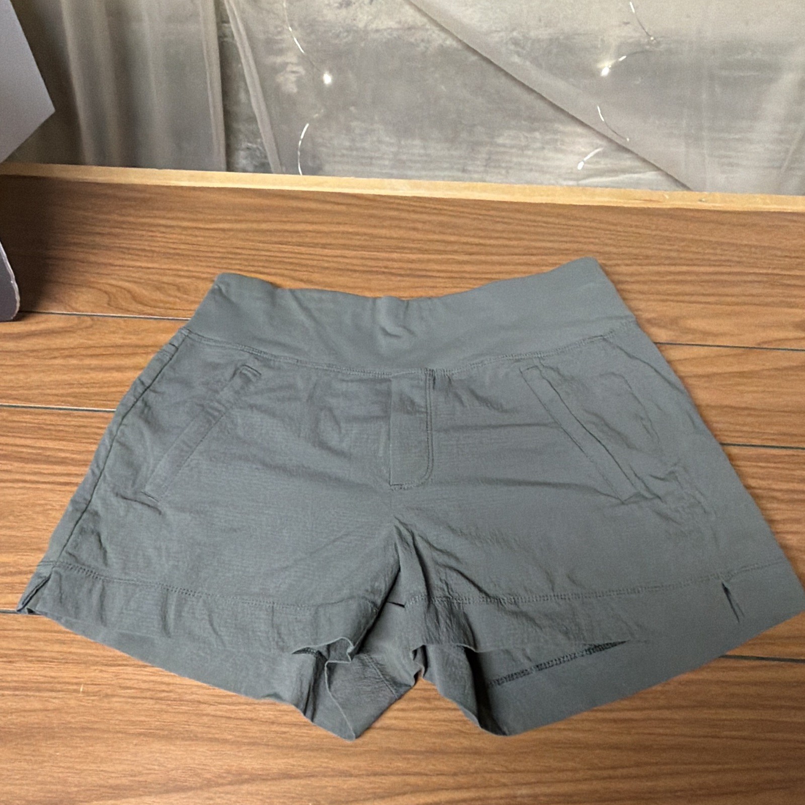 Athleta Women’s Trekkie North Short Athletic Shorts Gray Solid Zip Blended