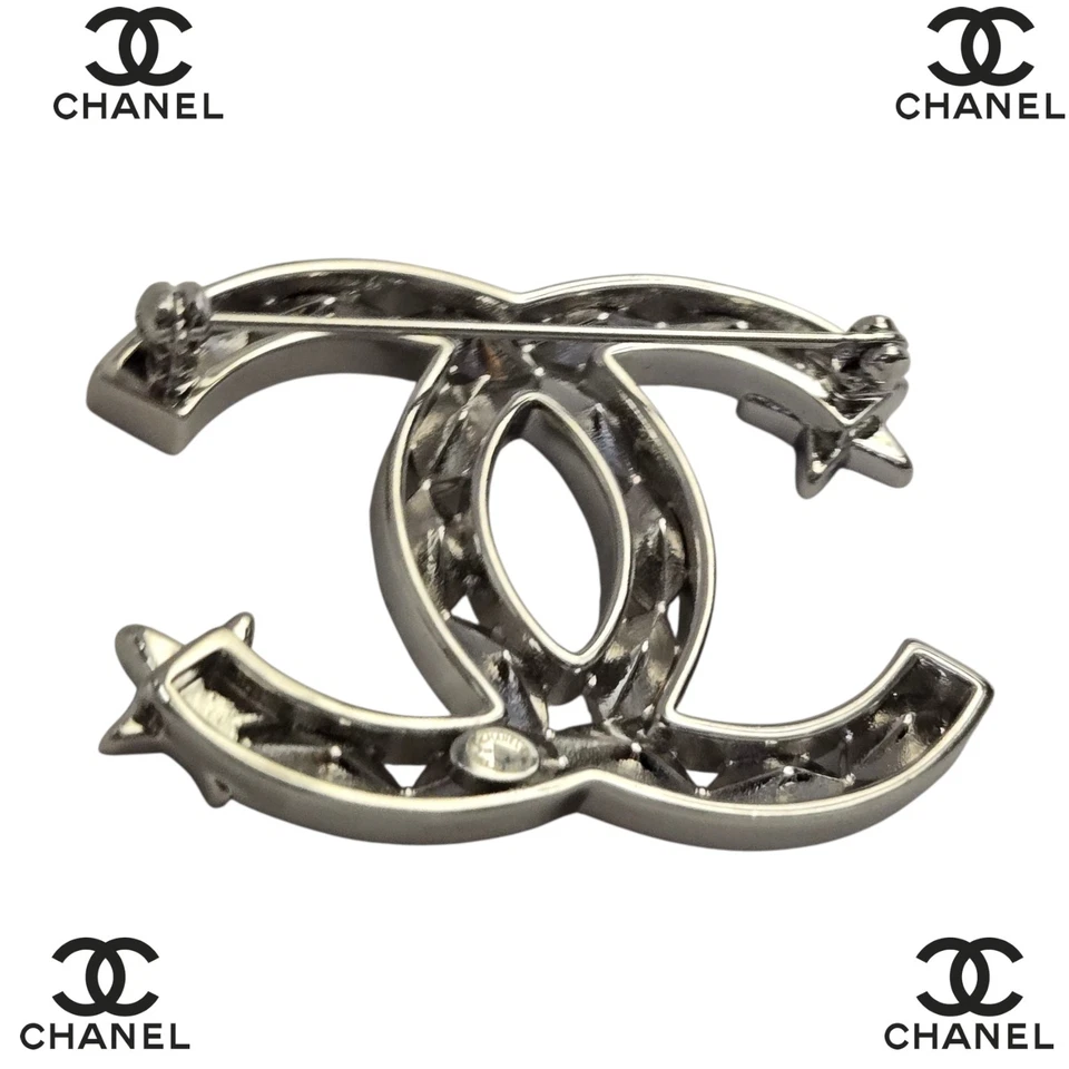 Broche icónico Karl Lagerfeld para Chanel Crystal Starfall CC plateado Foto 3 de 4