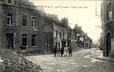 Postcard Lestrem Pas de Calais, Ecole des Filles apres l'invasion,... - 3870128