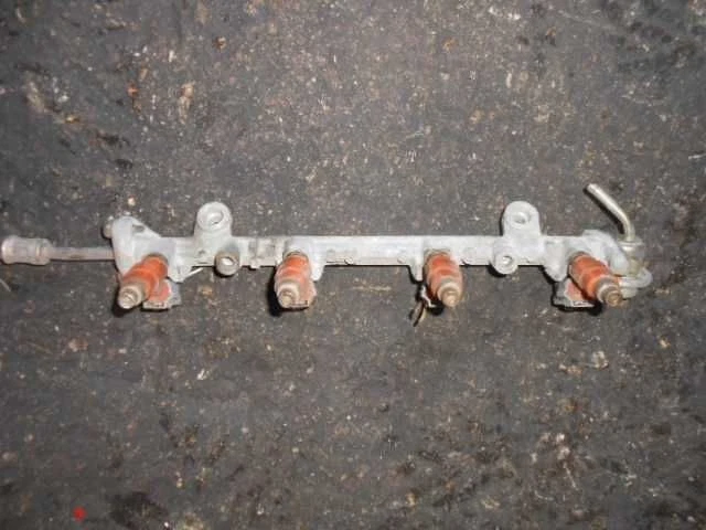 97 98 99 00 MITSUBISHI MIRAGE RIEL DE COMBUSTIBLE CON INYECTORES 1.8L 460581 Foto 2 de 2