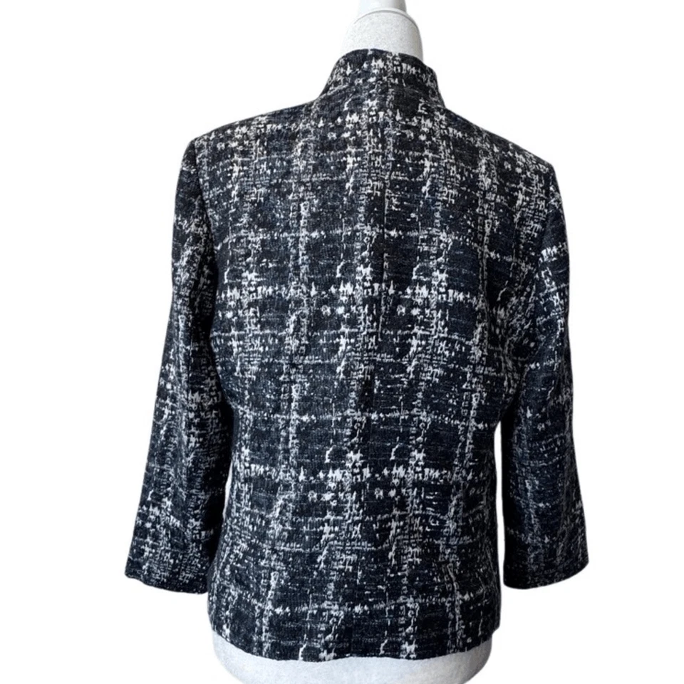 Женский блейзер Trouve черный белый металлик с V-образным вырезом на молнии большого размера - Изображение 2 из 4