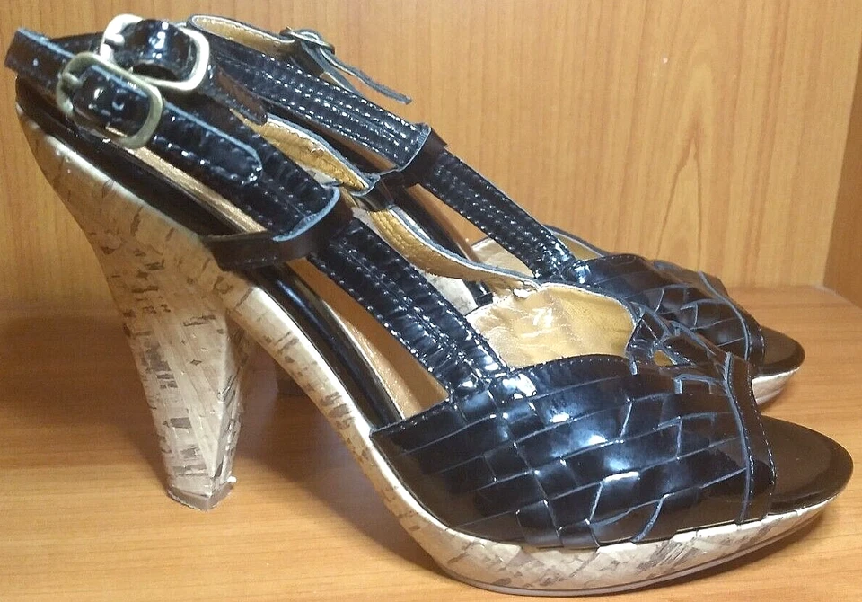 SEYCHELLES BLACK SLING BACKS OPEN TOE, CORK CONE HEEL, PATENT LEATHER SIZE 7.5 - Image 3 of 4
