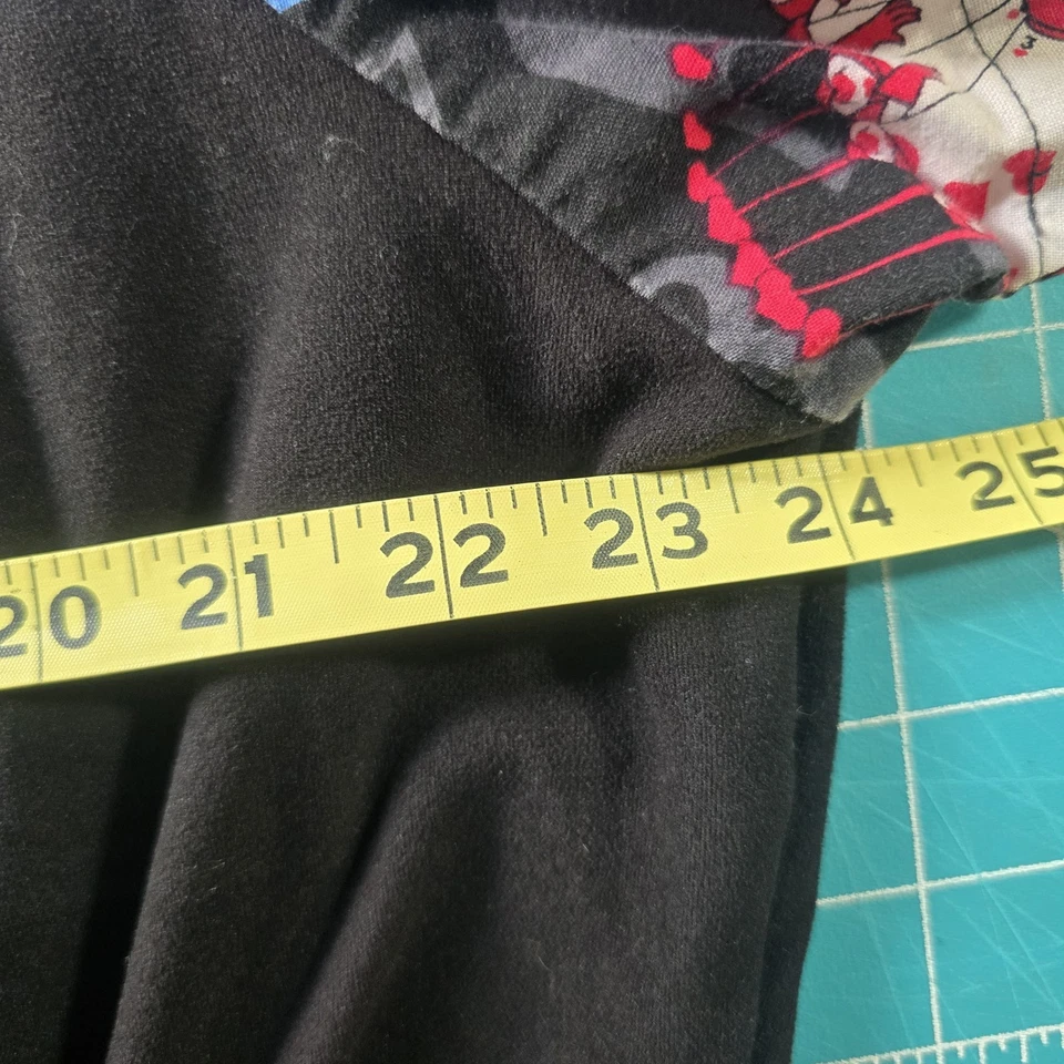 Blusa Médica Disney Alicia en el País de las Maravillas 2XL Negra Corazones Rojos Blanco Conejo Enfermeras. Foto 4 de 4