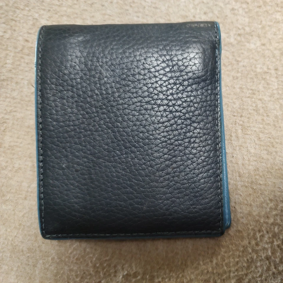 МУЖСКОЙ БУМАЖНИК MICHAEL KORS ТЕМНО-СИНИЙ С СИНИМИ АКЦЕНТАМИ БУМАЖНИК ИЗ ШАГРЕНЕВОЙ КОЖИ С ЛОГОТИПОМ - Изображение 2 из 4