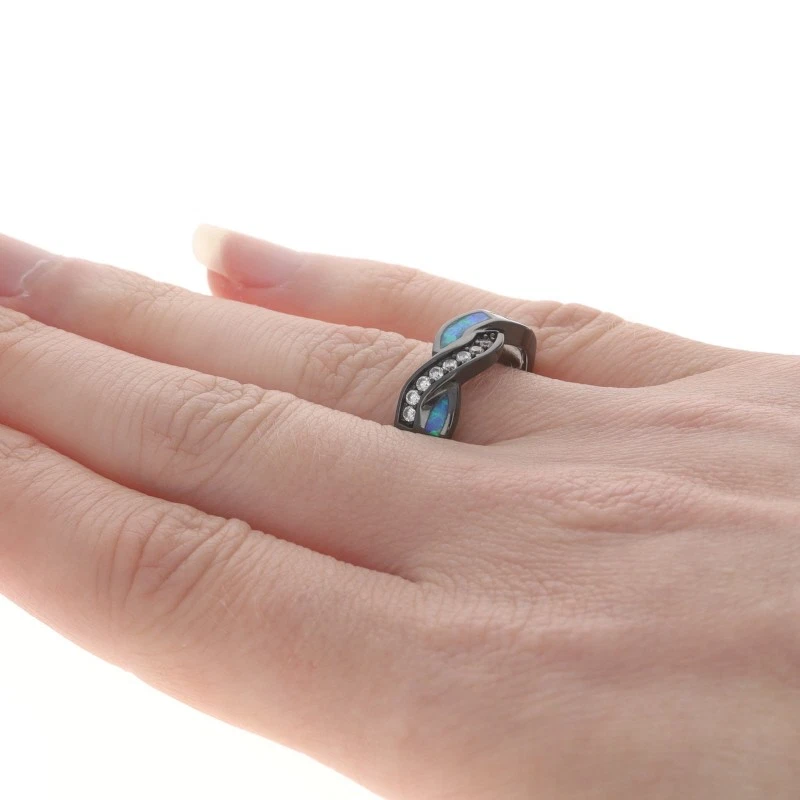 Кольцо из белого золота с лабораторно созданным опалом и фианитом — инкрустация 10 карат с черным родием размер 8 - Изображение 4 из 4