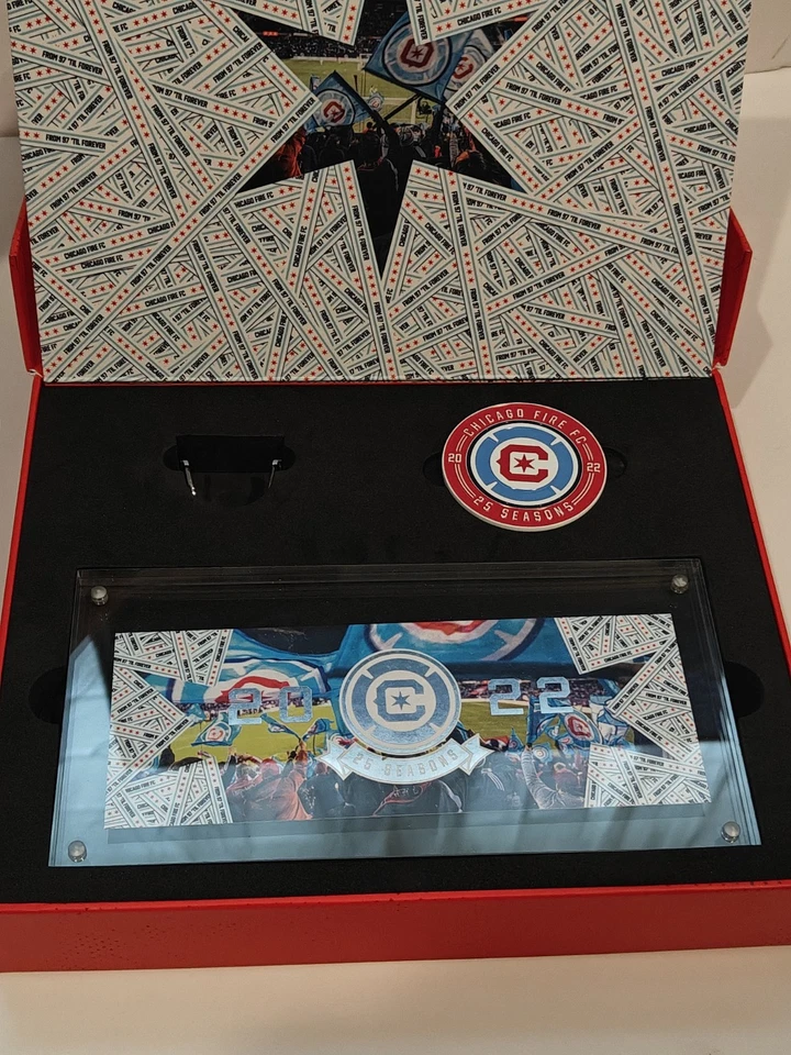 Caja conmemorativa regalo 25 aniversario Chicago Fire 2022 porta boletos de temporada Foto 3 de 4