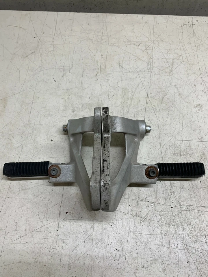 Clavijas de pasajero OEM con soportes para Suzuki GSXR1100W de 1995 a 98 Foto 2 de 3