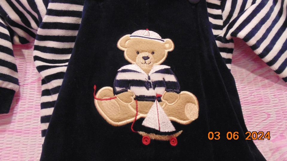 Macacão 2 peças masculino Good Lad Apparel azul marinho com urso e listras tamanho 6-9 meses - Imagem 2 de 4